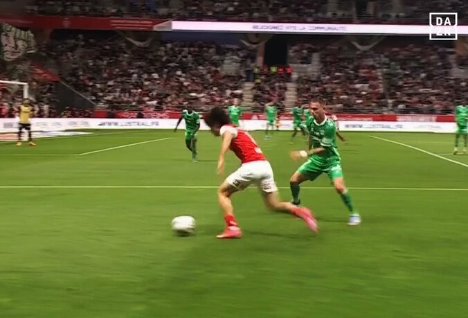 【写真・画像】Jリーグの“劇的PK判定”が物議！「間違いなくハンド」「意図的ではないでしょ？」FC東京vs神戸の勝敗分けたVAR介入にファンも騒然　1枚目