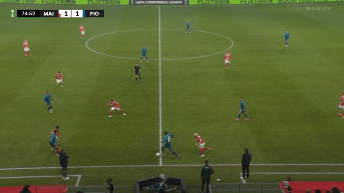 えっ、足が伸びた？ 佐野海舟が“異次元のディフェンス”炸裂 敵を誘導→超反応でボールカットした瞬間 5枚目