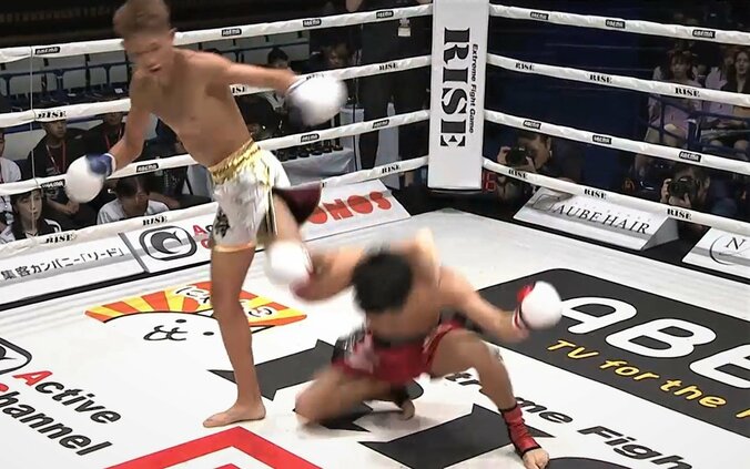 左ハイで「真っすぐ落ちた」担架投入の劇的決着…18歳の鮮烈KOデビューに「ドンピシャすぎる」 1枚目