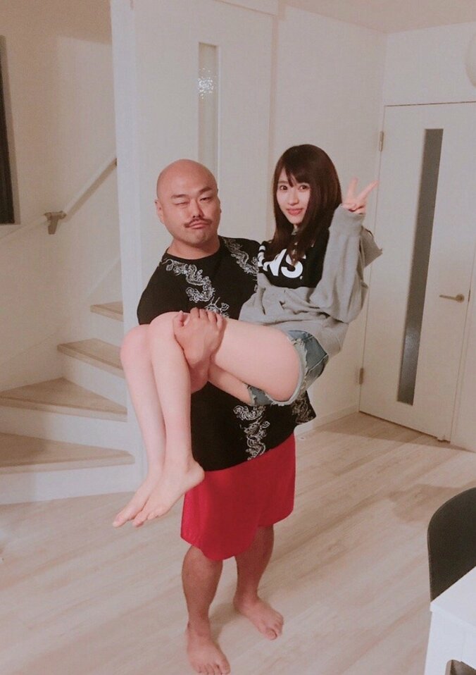 クロちゃん、猛アタック中の莉音をお姫様抱っこした写真を公開 1枚目