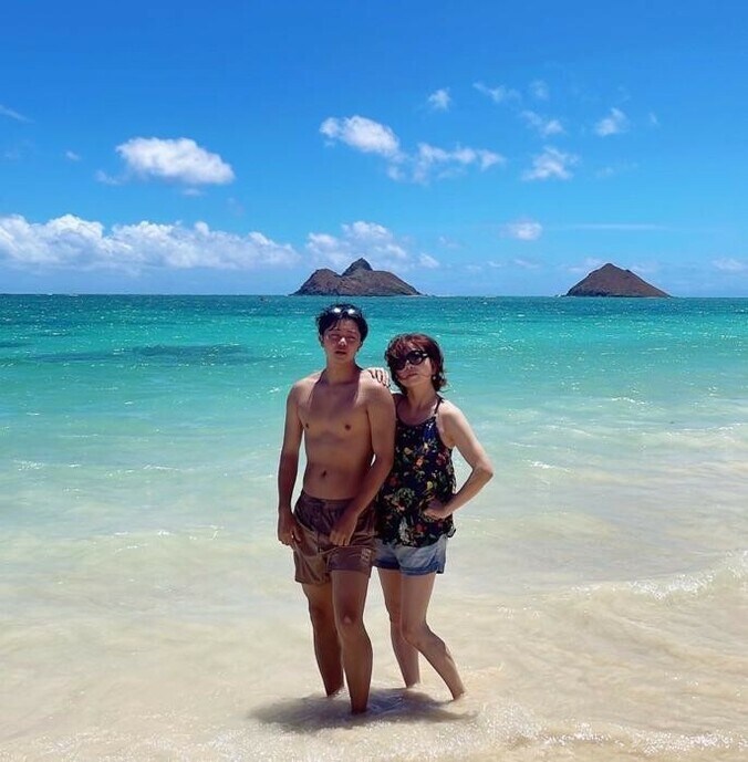  ハイヒール・モモコ、ハワイのビーチでの次男との2ショットを公開「本気泳ぎしてました」  1枚目