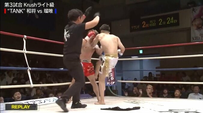 「止めろ、止めろ！」“15歳差”対決でタオル投入の衝撃TKO 怒涛のラッシュにファン騒然 4枚目