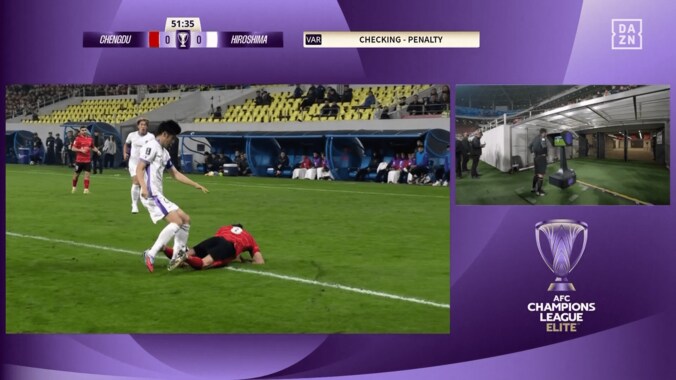 「なぜ中国で中東の笛…」“疑惑のPK判定”でサンフレッチェ広島が失点「倒れたもん勝ち」「サッカーにならない」解説＆ファンが憤慨【ACLE】 5枚目