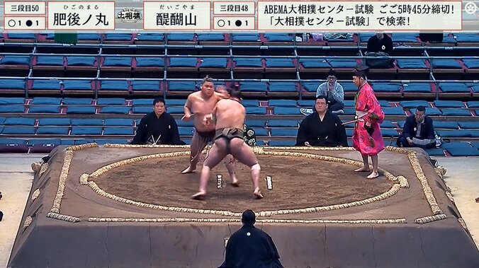 強烈な張り手が炸裂