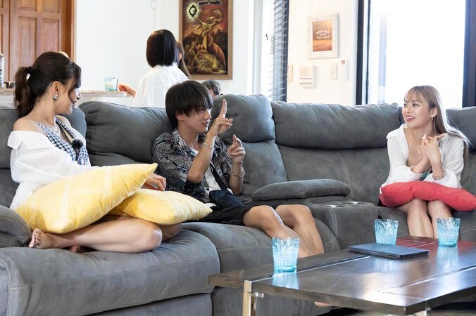 わがままボディのお姉さんと金髪ギャル、どちらとも手繋ぎ！ハタチの男子に「すごいやん」とニューヨーク屋敷爆笑『シャッフルアイランド Season2』  3枚目