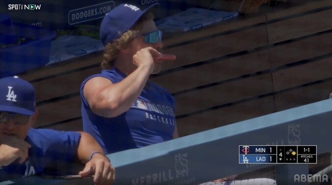 ド軍ベンチで珍光景！ フリーマンが打席に入る中「食ってんのかよ」 キケの“大胆行動”に実況も苦笑「日本でやったらアウトでしょうね」 2枚目