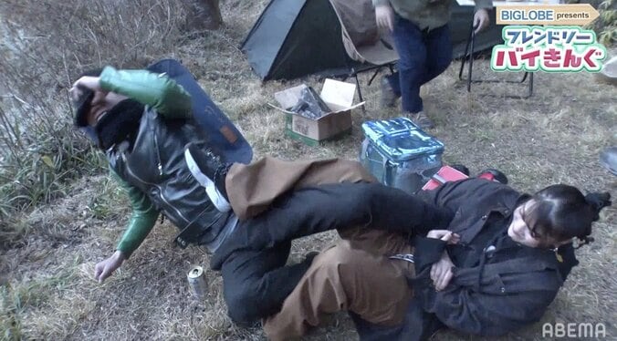 バイきんぐ小峠、収録中に居眠り 格闘家RENAからお仕置きを受ける 4枚目