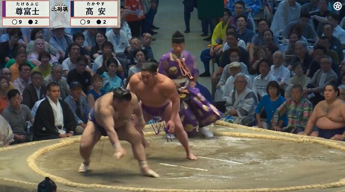「高安おこ」「高安の夢が…」尊富士が立ち合いで…高安が土俵下で見せた“表情”が印象的 ファン落胆 「立ち合い当たってから見たかった」天鎧鵬も困惑 4枚目