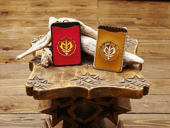 勝利の栄光を、君に！ 「機動戦士ガンダム」ジオン仕様のレザーアイテム・パスケースなど3種登場 4枚目