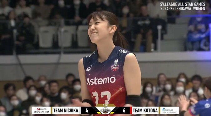 悔しそうな笑顔を浮かべる