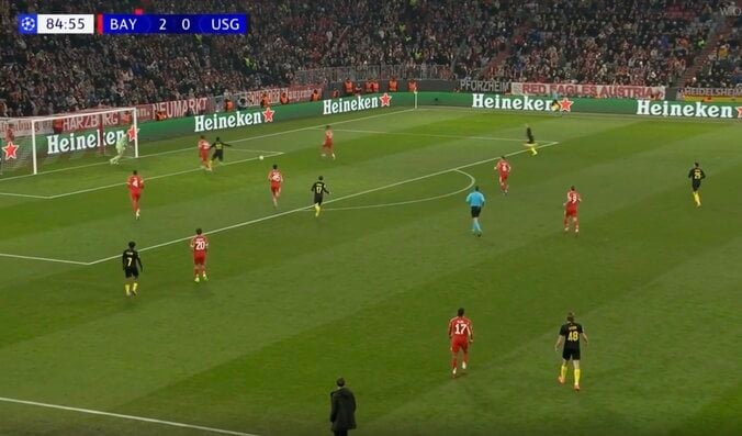 なんでそこに！？ 伊藤洋輝、目を疑う“まさかの神守備”「素晴らしい」天才的な“先読み”→難しいボールをクリア…解説者も称賛 2枚目