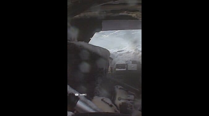 世界最速のラリー車が激しく転倒→吹雪の中を激走する異次元の光景 車は逆さま…雪まみれで走るタフさに脚光 4枚目