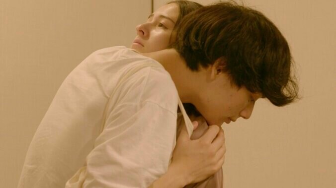 現役慶應生ハーフ美女をベッドで押し倒し「愛してる」…同棲ハウスで課せられた‟秘密の課題”『ドラ恋～Kissing the tears away～』act.4 6枚目