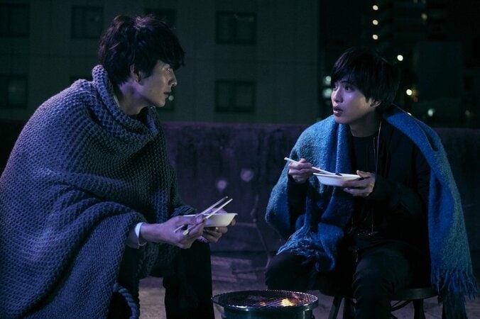 岡田将生×志尊淳『さんかく窓の外側は夜』焼肉店でのメイキングシーン公開 1枚目