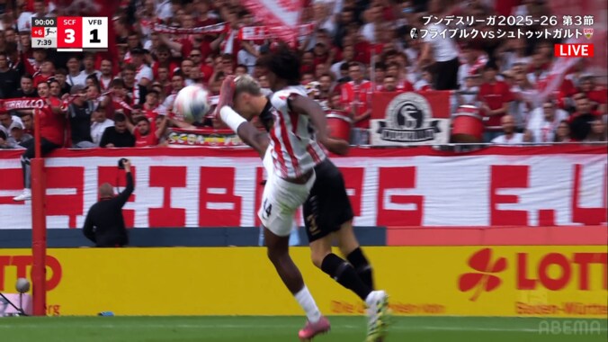 「愚かだ…」19歳逸材が“足裏ハイキック”で衝撃の一発レッドカード！「クレイジーだ」頭部直撃の超危険ファウルに海外ファンも呆れ 2枚目