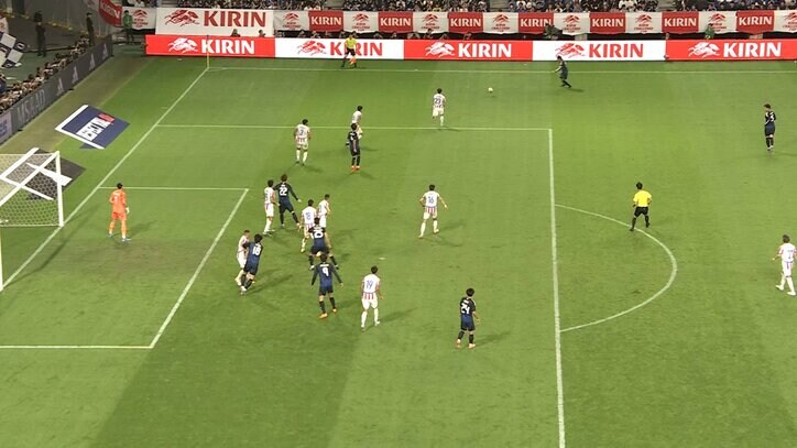 相手DFと競り合いながらマークを外す上田綺世