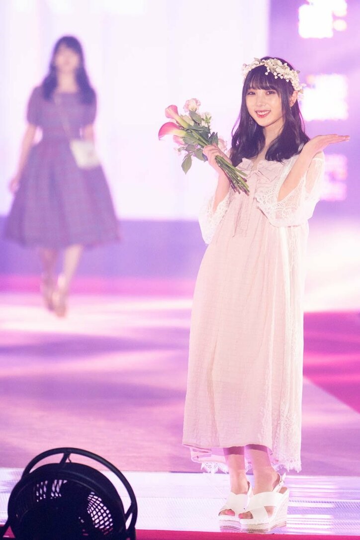 齋藤飛鳥が麦わら帽子を投げ込む! 乃木坂46「ガルアワ」ランウェイに大声援