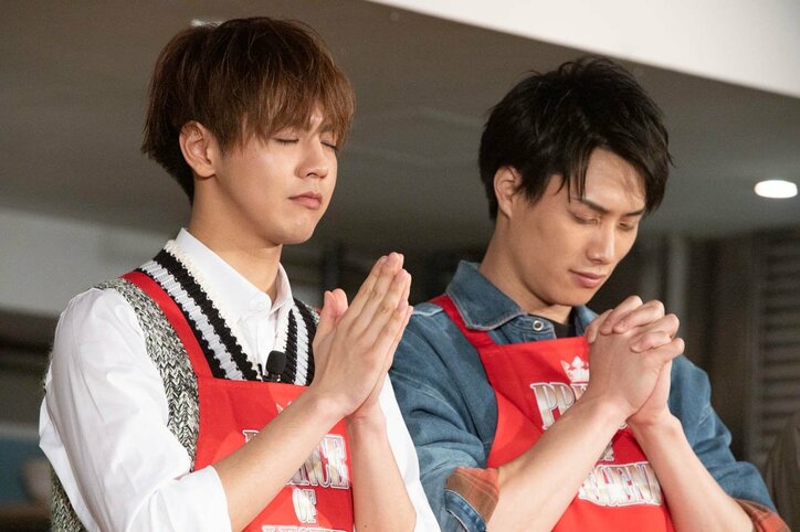 片寄涼太が“もこみち流”のクッキングを披露! 「一度やってみたかった」