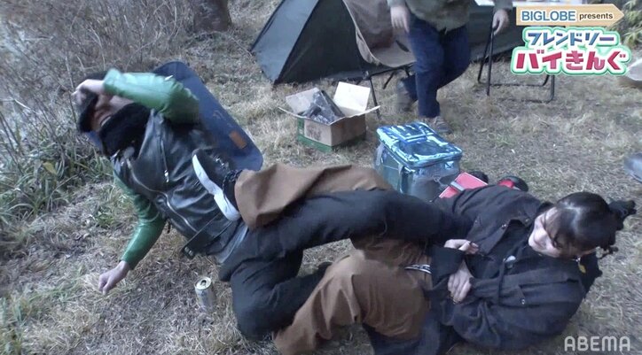 バイきんぐ小峠、収録中に居眠り 格闘家RENAからお仕置きを受ける