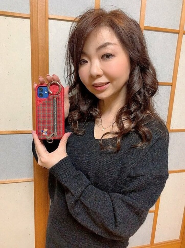 ハイヒールモモコ、娘とお揃いのファミリアのコラボ品を紹介「天才やといつも思う」