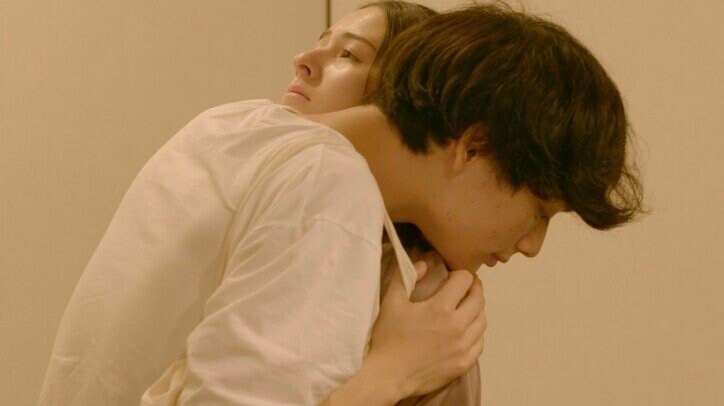 現役慶應生ハーフ美女をベッドで押し倒し「愛してる」…同棲ハウスで課せられた‟秘密の課題”『ドラ恋～Kissing the tears away～』act.4