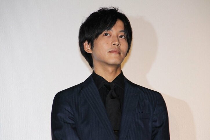 松坂桃李、吉田鋼太郎との肩組み2ショット披露　爽やか笑顔のサムズアップに反響