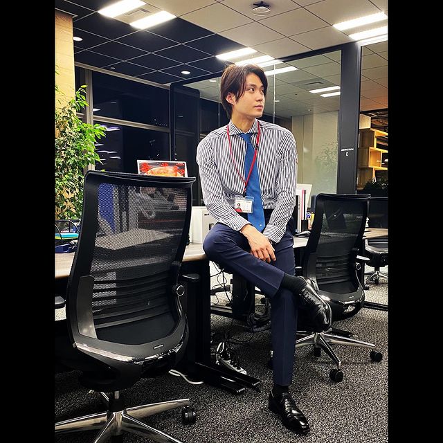 かっこいいマジで はい たまらない スーツ姿の磯村勇斗 オフィスでのオフショットに反響 話題 Abema Times