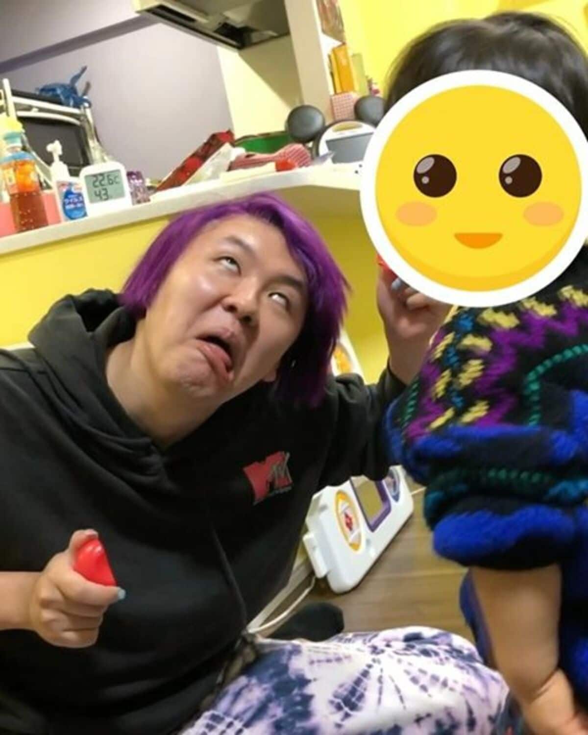 鬼”になったぺえ、りゅうちぇる＆ぺこ夫妻の子をあやす動画に