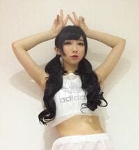 「昔の写真みると軽率に病む」ファーストサマーウイカ、黒髪ツインテールの懐かしショットを披露