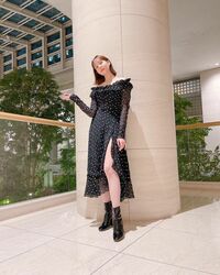 トリンドル玲奈、美脚際立つ“太ももチラリ”のワンピース姿を披露！「スリット最高！」「トリちゃんくらいしか似合わない」と悶絶の声！