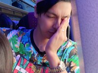 アレクサンダー『エコノミークラス狭い❤️』