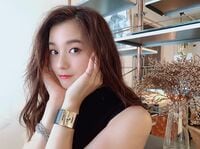 朝比奈彩の“ぶりっこオフショット”に称賛の声「可愛すぎる」「指先まで美しい」