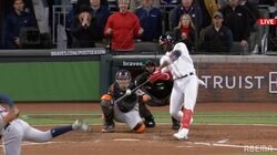 レフトのグラブはわずかに届かず…ブレーブスが2者連続ホームランで逆転勝利！ スワンソンは興奮の疾走