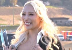 加藤紗里、胸元ざっくり＆ルーズソックスの現在の姿に衝撃の声「34歳に見えない！」