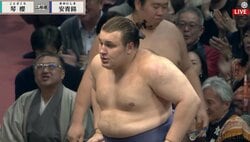 「ワイの年収の1.5年分が」初優勝・安青錦が千秋楽で受け取った懸賞の分厚さに驚愕「山程出る」