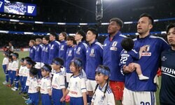 吉田麻也と森保一監督が感涙…かつてない『君が代』の大合唱「過去一の響き」「もらい泣き」W杯壮行試合で国立競技場が“共感・共鳴”