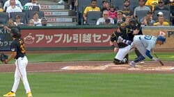 大谷翔平もビックリ！？頭部付近エグる豪速球にベッツが見せた驚異的“回避ムーブ”　157キロ内角球で危機一髪…場内騒然