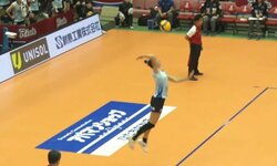 サーブの軌道がおかしい… 女子バレー、“ストン”と落ちる魔球でエース 味方ベンチは歓喜のダンス