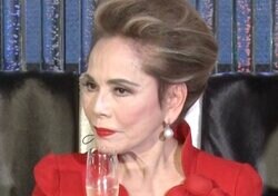 デヴィ夫人、ベニスの仮面舞踏会に参加「映画のポスターみたい」奇妙すぎる集合写真に驚きの声「ちゃんとした人間ですか？」