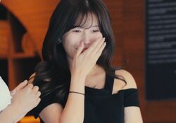 スタイル抜群！指原莉乃と同期の31歳元アイドル、美ボディ際立つ水着姿で年下男子とプール遊び