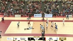 218cmでその身のこなし！？ 男子バレーで衝撃の“地面スレスレ”超低空レシーブが炸裂…エースのアクロバティック技にアリーナ熱狂