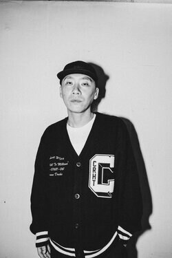 東京を中心に活動するMONJU / DOGEAR RECORDSのメンバーでもある東京最高峰のMC、仙人掌がこれまでにソロ名義でリリースしてきた作品群5タイトルがアナログ盤とカセットで一挙リリース。