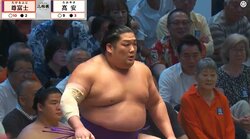 「高安おこ」「高安の夢が…」尊富士が立ち合いで…高安が土俵下で見せた“表情”が印象的 ファン落胆 「立ち合い当たってから見たかった」天鎧鵬も困惑