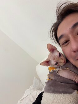 川崎麻世「新しい家族をご紹介します」猫を迎えたことを報告 “2ショット”も披露