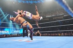 「ジダンの指導を…」“戦隊ヒーロー”リスペクトの覆面レスラー、“驚きの経歴”にファン騒然「元マドリーってまじ？」