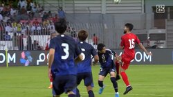 鎌田大地、ラフプレーに怒りのフェイスオフ「荒すぎだろ」背後からタイキックを喰らって悶絶転倒の瞬間「蹴ってたぞ」