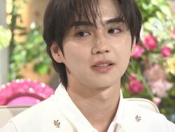 顔面が良すぎる吉野北人、大きめパーカー＆フードで現場入りするも「フードを外すと顔面が出てくるので…」メンバーの指摘に鈴木愛理が「ズルい！」