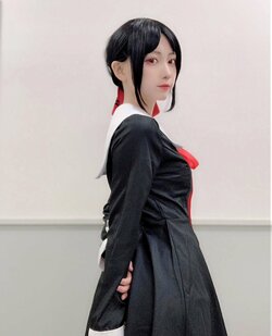 「かっっこいい！」「黒髪超似合う」人気コスプレイヤー・篠崎こころ、クールで知的な“かぐや様”コスが大好評