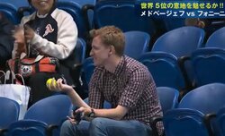 “チョイ悪”・フォニーニ、スタンドにボールを打ち込む悪態…観客がボールキャッチで場内歓声【ATPカップ】