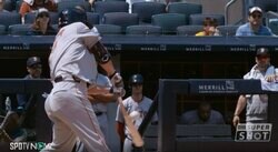 どうなってる？ バットがグニャリ…！？ 吉田正尚、中継カメラがとらえたヤバすぎる瞬間　どん詰まり“変態逆方向打”にファン騒然 「漫画かよw」「すごいパワーだな」